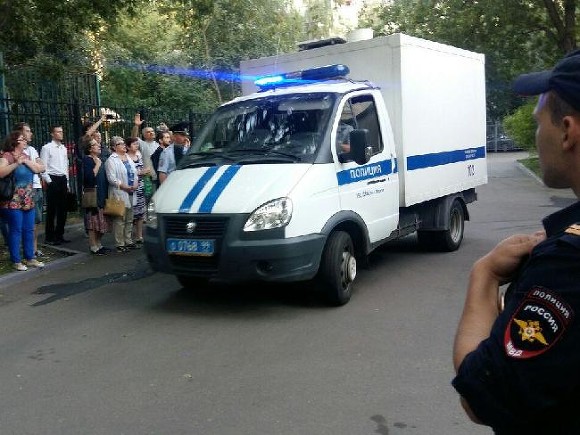 Приехал «огромный автозак»: в Москве задержали участника Pussy Riot Софеева