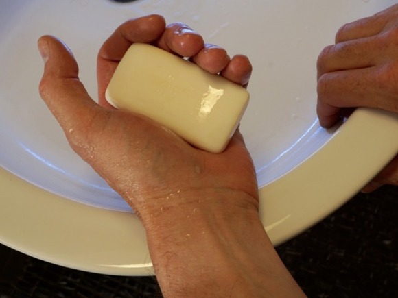Украинский доктор показал способ правильного мытья рук (видео)