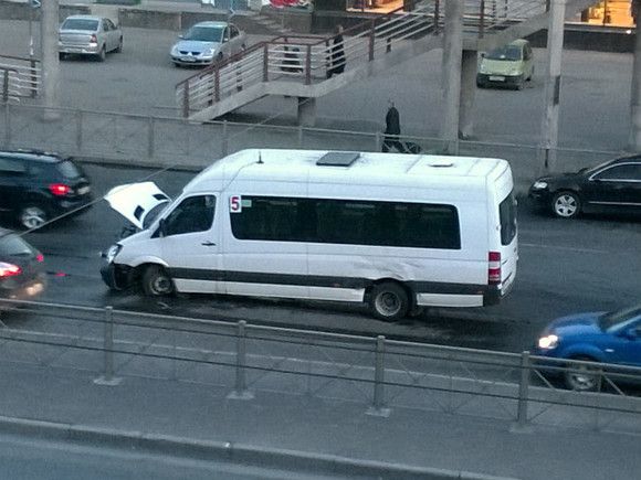 В Волгограде пассажирка выпала из маршрутки на повороте (видео)
