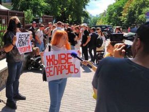В Петербурге проходит акция солидарности с протестующими в Белоруссии (фото)