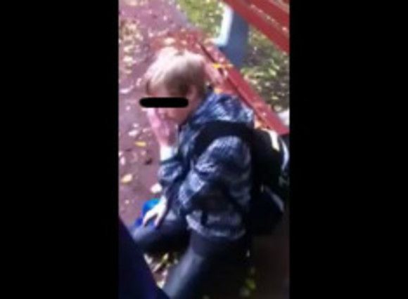 Девушка издевается над парнем. Издеваются над сверстницей. Над пацаном издеваются видео. Издевательство над пацаном. Надругался над мальчиком.