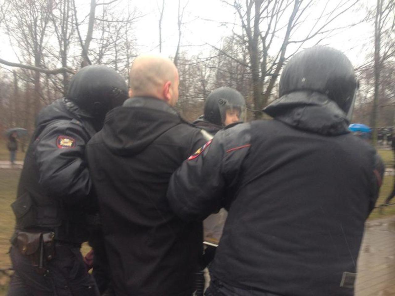 задержание поля. иван павлов задержан. полицейский под наркотой. мобилизованных бросили в поле. полиция москвы.