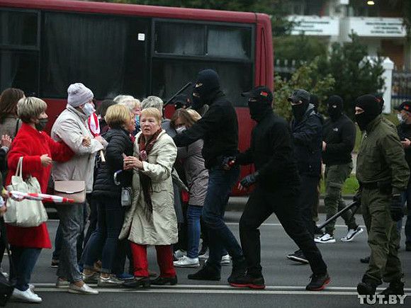 В разных районах Минска массово задерживают демонстрантов