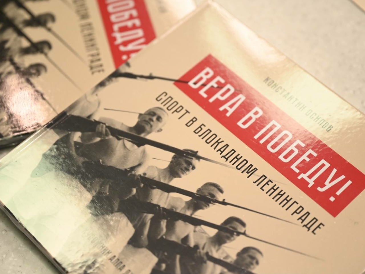 Библиотекарь в библиотеке. Куча книг. Люди в библиотеке. Он посвятил много книг. Много книг.