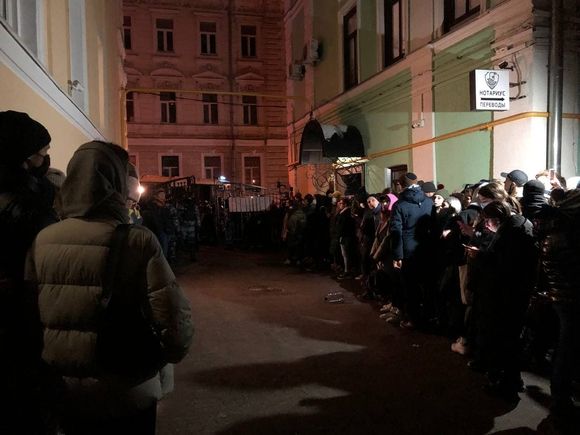 В Дмитровском переулке полиция проводит жесткие задержания, журналиста «Росбалта» забрали в автозак (видео)