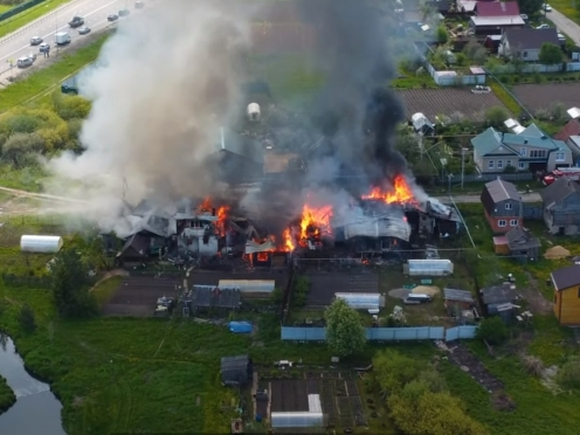 В Марий Эл в массовом пожаре сгорели три дома и три автомобиля