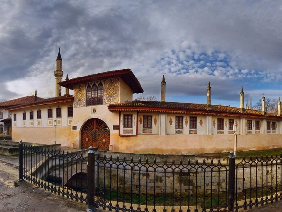 Стена уникального крымскотатарского дворца треснула после реставрации