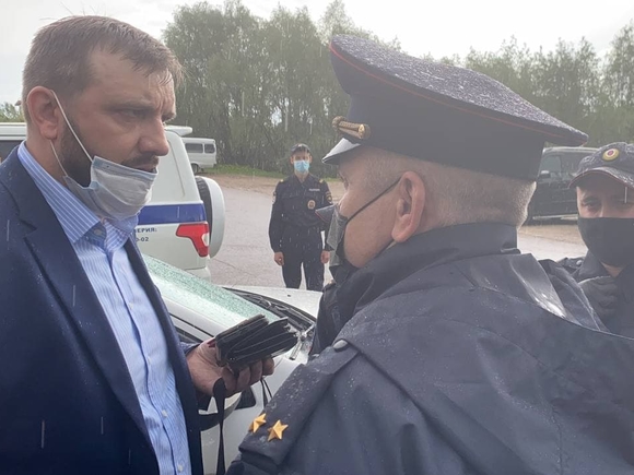 Участника Земского съезда из Ноябрьска попытались задержать за неповиновение полиции (видео)