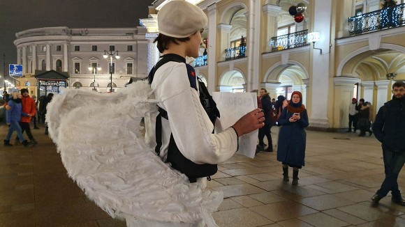 В центре Петербурга ангел с кровавой слезой выступил в защиту политзаключенных