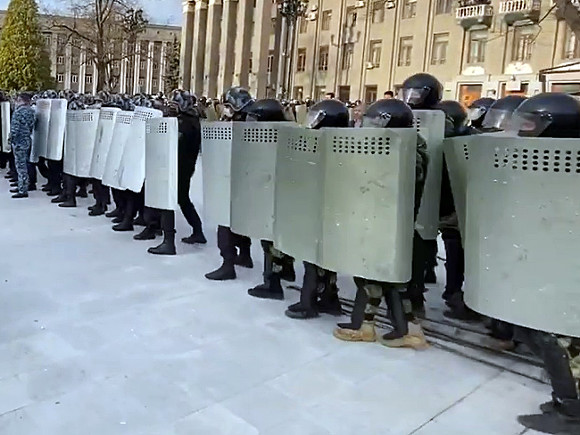 Во Владикавказе власть отгородилась от протестующих полицейскими щитами.