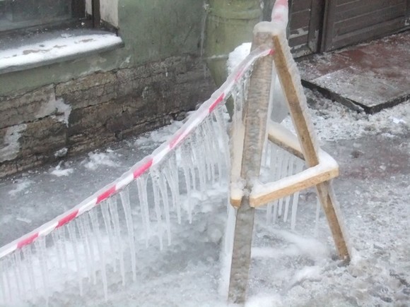 Босой человек замерз насмерть у торгового центра в Петербурге