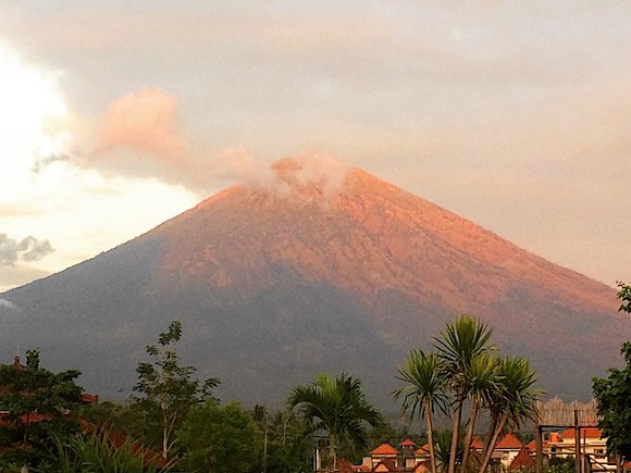 Russians deported from Bali for “nudity” on a sacred mountain