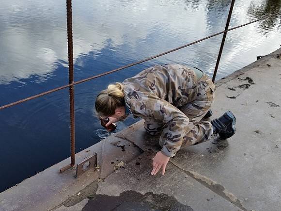 В Мурманской области на озере у заброшенной шахты вода стала неестественно голубой