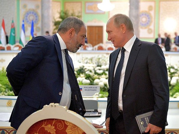 При этом сам Пашинян хотя и демонстрирует свое дружелюбие по отношению к России, но «провокаторов» не осаживает.