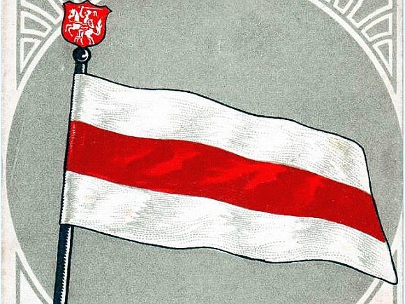 На Исаакиевском соборе в Петербурге появился бело-красно-белый флаг
