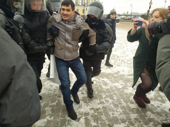 Больше десятка человек задержаны в Петербурге на акции в защиту Конституции