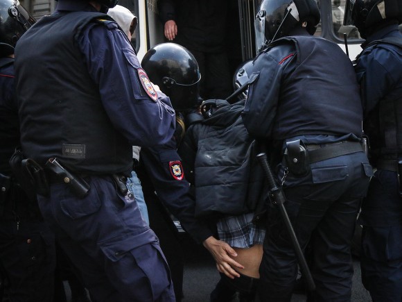 В Москве полиция начала задерживать участников акции против поправок в Конституцию