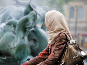 Выступления против обязательного ношения хиджаба не утихают, несмотря на попытку иранского руководства действовать не только кнутом.