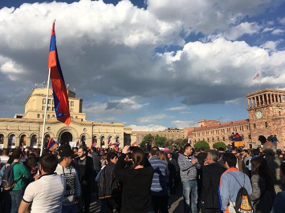 Протестующие в Ереване пообещали «не оставить Пашиняна в покое»