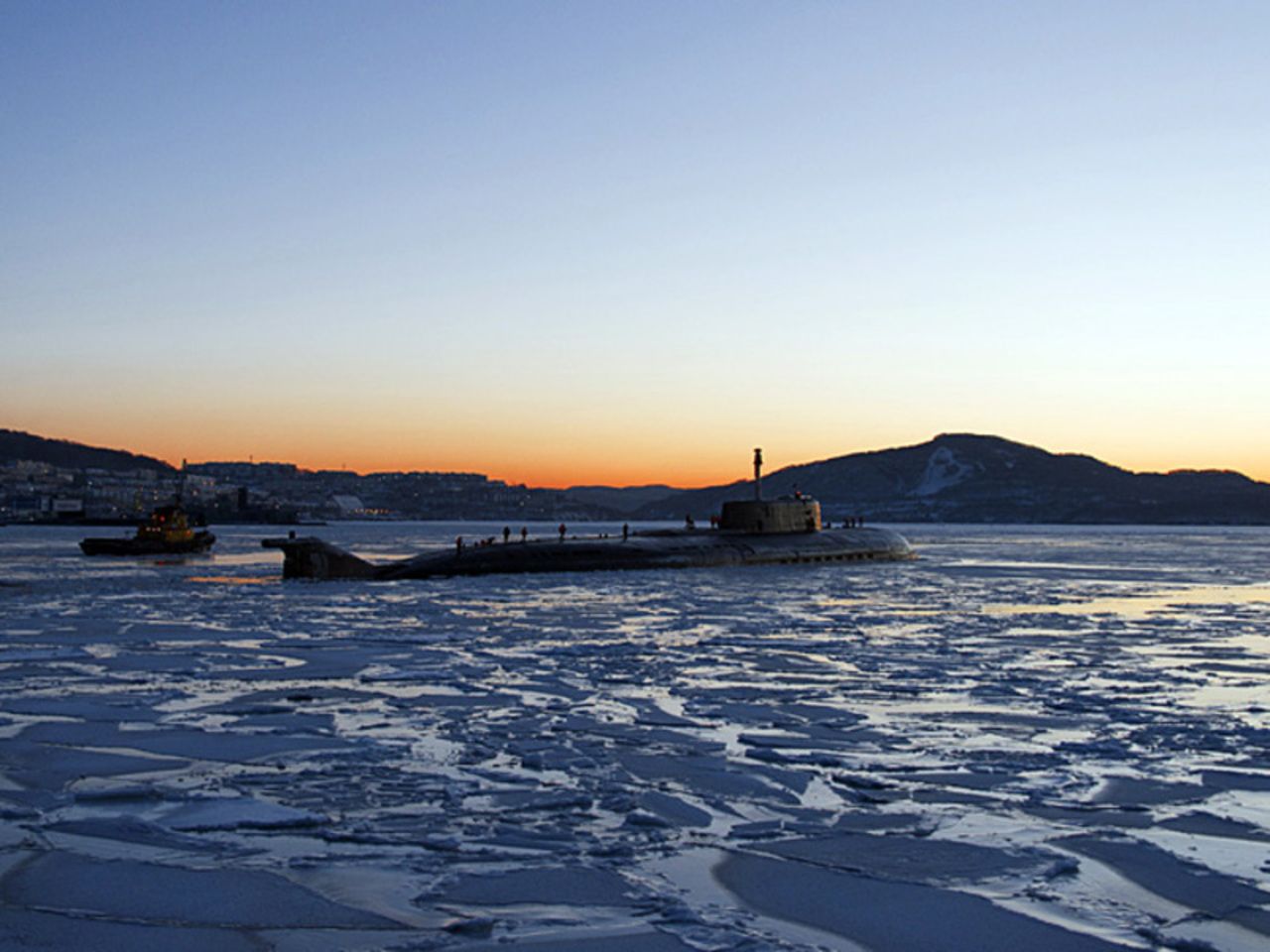 Подводная лодка баренцево море. Гаджиево море Баренцево. Подводная лодка в Баренцевом море. База подводных лодок в Баренцевом море Гаджиево. Гаджиево база подводных лодок Северного флота.