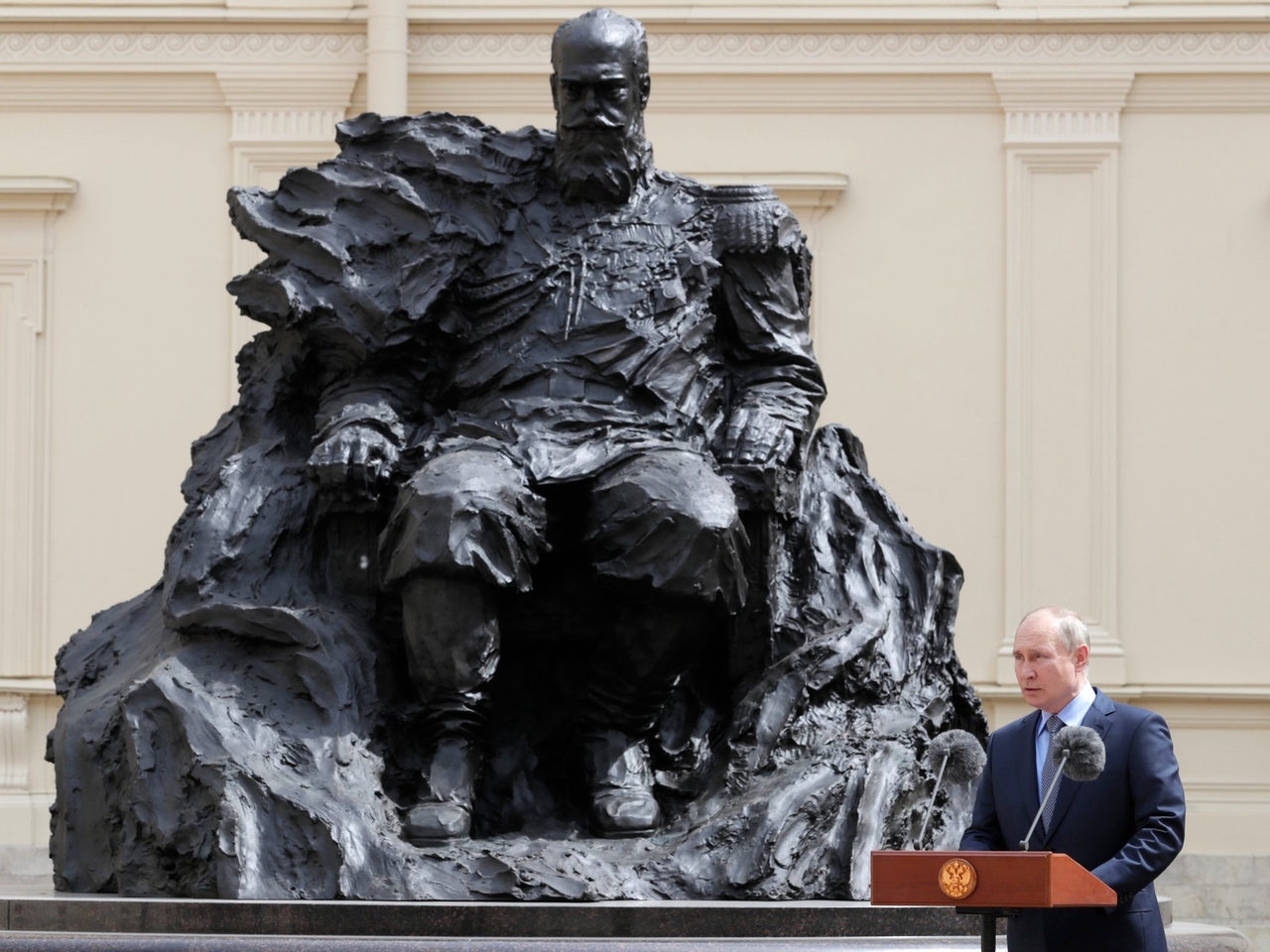 Путин открыл памятник Александру 3 в Гатчине