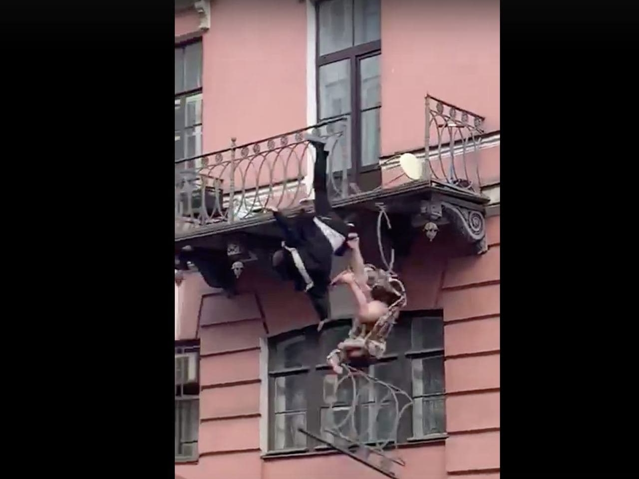 Подвыпившие мужчина и женщина вывалились с балкона в историческом центре Пе...