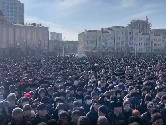 В Грозном проходит митинг против семьи бывшего верховного судьи Сайди Янгулбаева (видео)