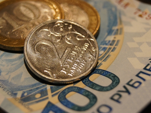 Рубль подрос к доллару и евро на заявлении России о неприемлемости войны с Украиной