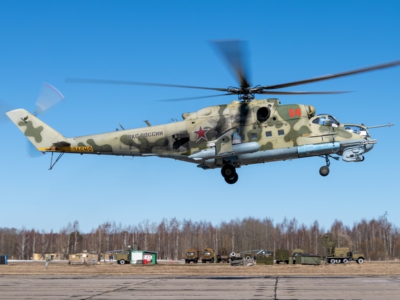 Член экипажа погиб в столкновении двух военных вертолетов в небе Саратова (видео)