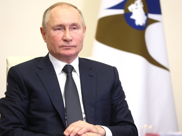Путин призвал доработать инициативы об использовании QR-кодов и сертификатах в общественных местах