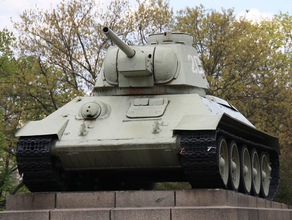 Глава МИД Эстонии заявил о готовности изменить закон, чтобы убрать советский танк-памятник в Нарве