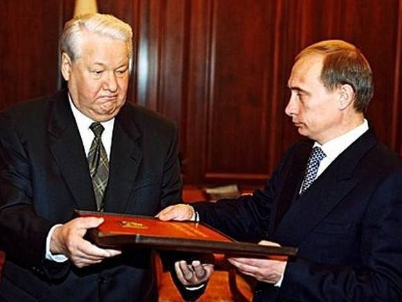 Президент России Борис Ельцин передает Владимиру Путину «президентский» экземпляр Конституции Российской. Федерации