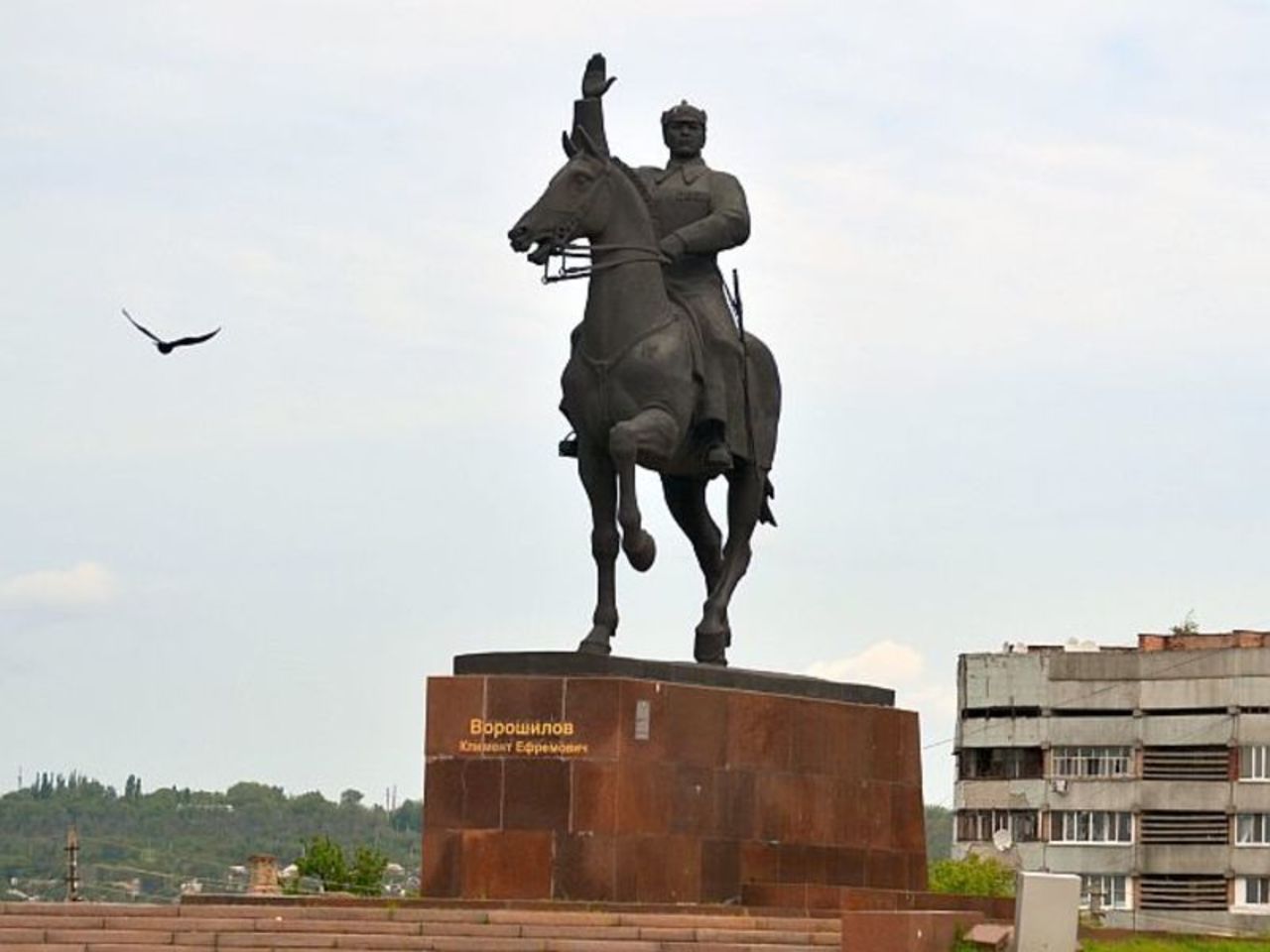 Гонец луганск. Памятник Ворошилова в Луганске. Ворошиловград памятник Ворошилову. Памятник Ворошилов на коне в Луганске.