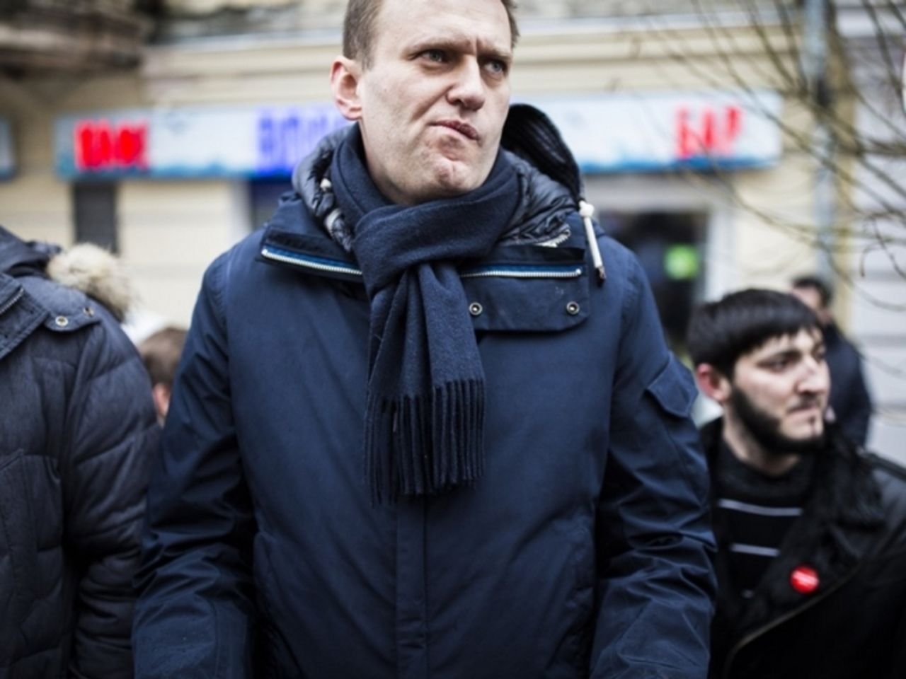 Откуда появился навальный. Куртка Навального. Навальный в шарфе. Митинг Навального.