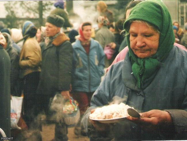 Нельзя чеченец. Раздача гуманитарной помощи СССР 1991. Гуманитарная помощь СССР В 90-Е. Гуманитарная помощь Германии в 90х ветеранам. Фото гуманитарной помощи в 90-е годы.