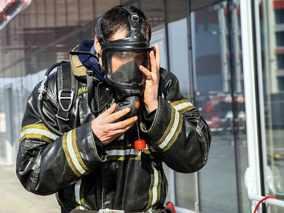 В Подмосковье спасатели потушили открытое пламя в здании на площади 8 тыс. кв. метров