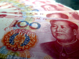 Спрос на доллары и евро в России остается высоким, однако все больше интереса вызывает юань.