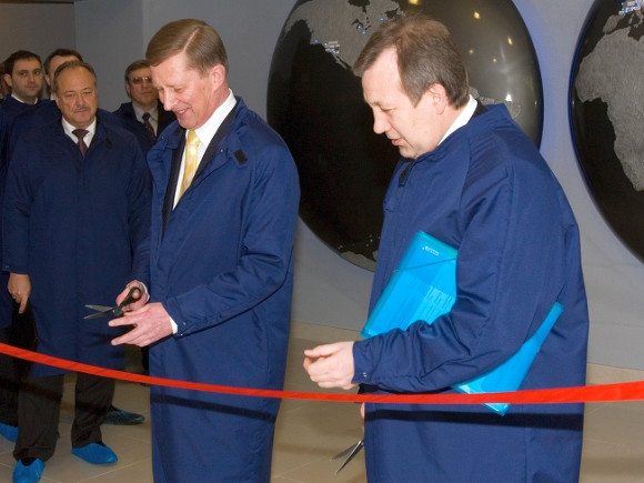 Сергей Иванов и Геннадий Красников торжественно открывают "новую линию" на заводе "Микрон".