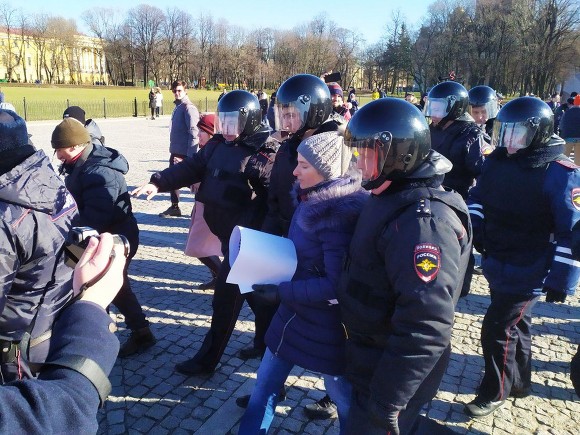В Петербурге «траур по Конституции» сменился пикетами, есть задержанные (фото)