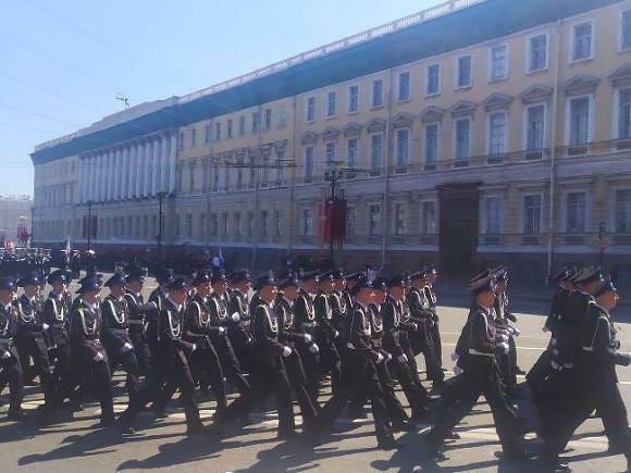 Парад Победы в Петербурге проходит без масок и социальной дистанции (фото)