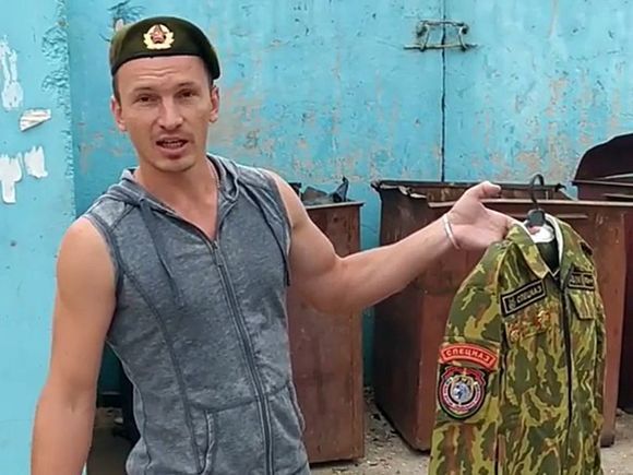 Соцсети: белорусские экс-спецназовцы в знак протеста выбрасывают форму