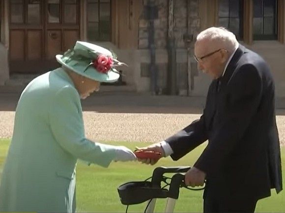 Столетний ветеран II Мировой, собиравший деньги для британских врачей, посвящен в рыцари (видео)