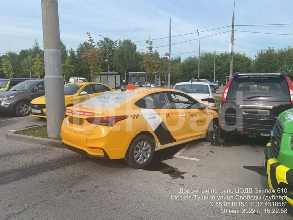 На северо-западе Москвы автомобиль выехал на тротуар и протаранил припаркованную машину (фото)