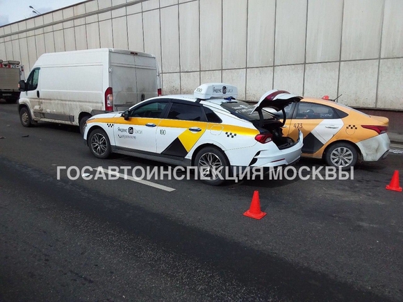 В Москве таксист насмерть задавил коллегу, вышедшего на дорогу после мелкого ДТП (фото)