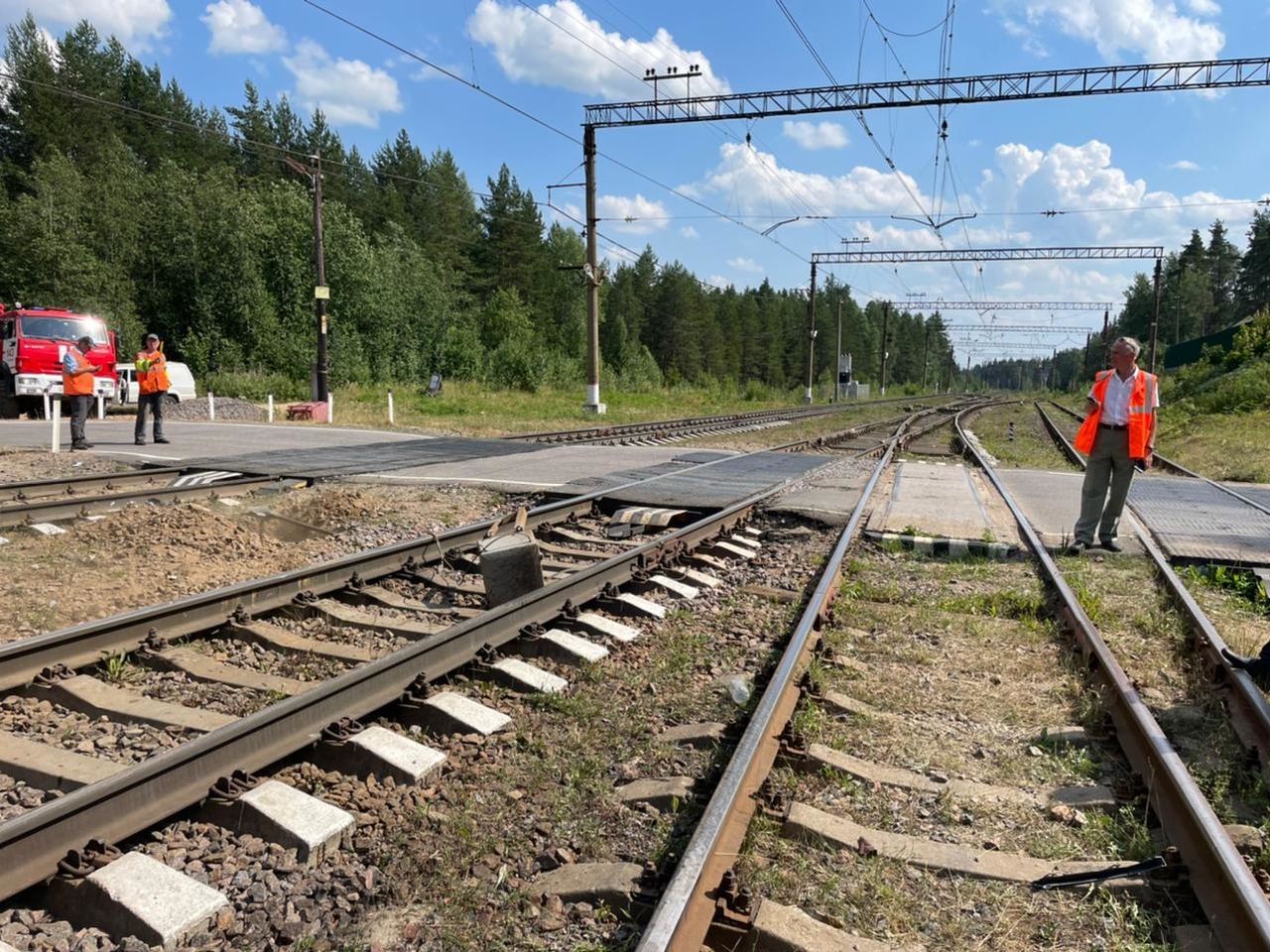 Мурманск рельсы. Поезд на переезде. ЖД станция Поповка. Сход вагонов Кузино Коуровка 6 октября.