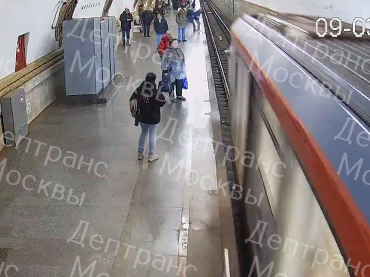 Мужчина толкнул под поезд. Станция метро. Московское метро. Поезд метро. ЧП на станции метро Московская.