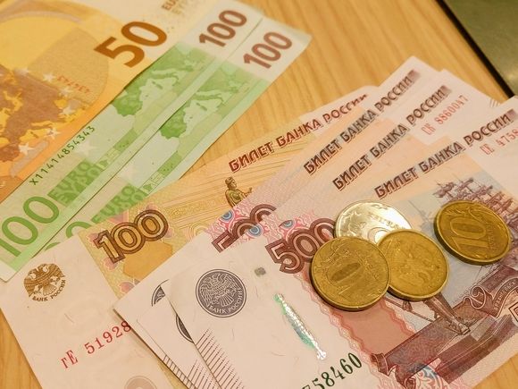 «Бегство от риска»: курс евро вырос выше 91 рубля
