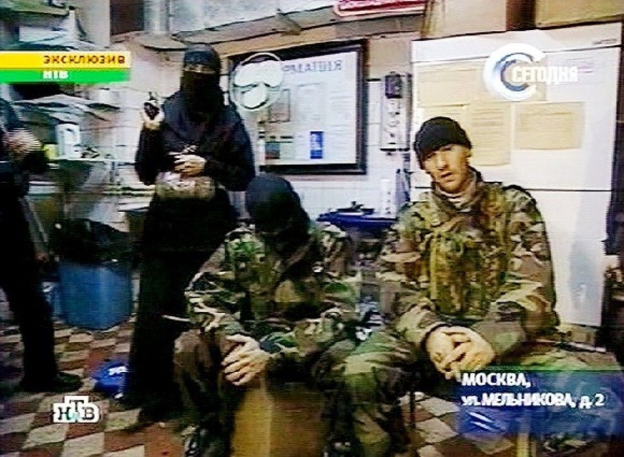 Лица террористов во время теракта. Норд ОСТ 2002 Мовсар Бараев. Теракт на Дубровке Мовсар Бараев.