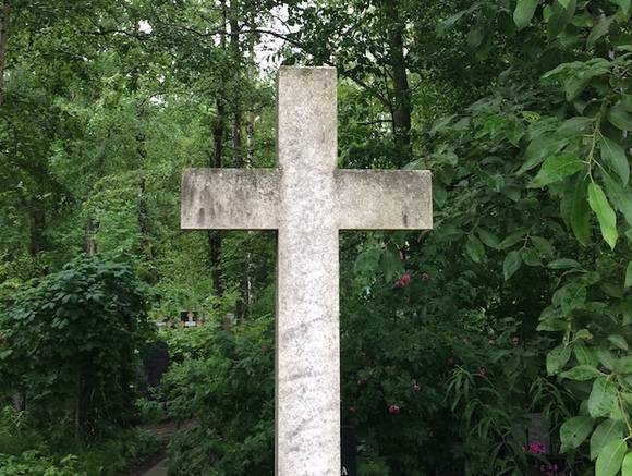 Вандалы разгромили 30 надгробий на кладбище в Петербурге