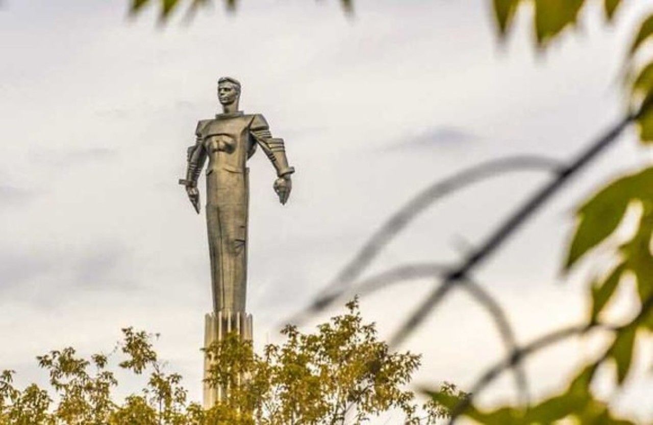 Юрий Гагарин памятник отреставрированный